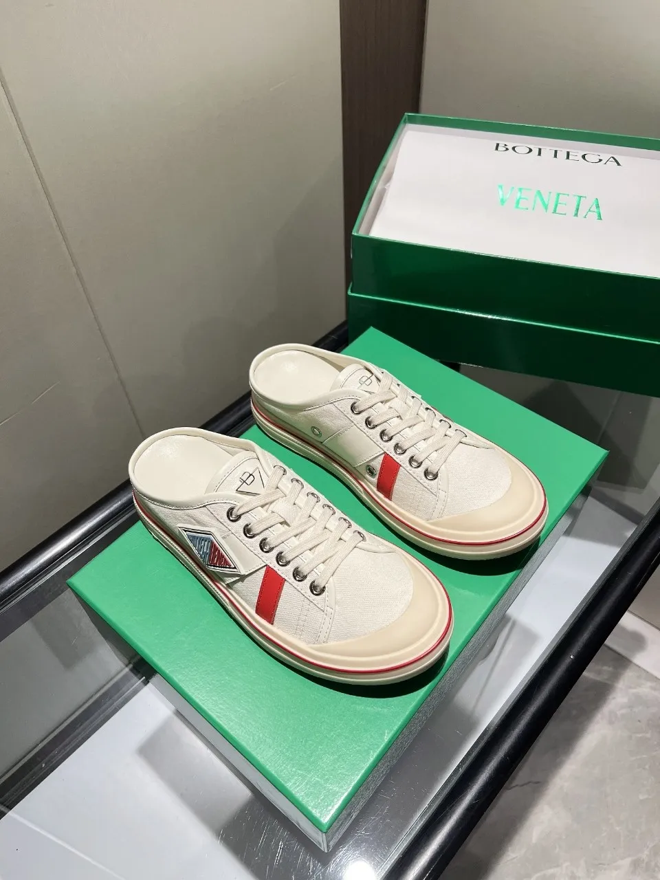 p500🐮🐮Bottega Veneta Bottega Veneta BV’s latest Eliot series retro basketball shoes casual sports canvas shoes will become a god when it is launched! [Celebration] [Celebration] A 1:1 copy of the original version, [Fireworks] original material, [Fireworks] original color system, inspired by retro basketball sneakers, the color combination highlights youthful vitality and perfectly interprets the theme of youth and childlike innocence. The details are also very particular. The summer canvas brings excellent durability and comfort. Designs such as calfskin trim, rubber toe caps and hand-painted retro red lines are full of retro feel. The round toe and convex sole add a modern feel and are suitable for various styles. Easily create a fashionable atmosphere. The upper foot is the focus...can be worn as a couple's shoes...each shoe has more taste and attitude! Fabric: Original customized high-density canvas + cowhide Lining: Original customized breathable canvas Insole: movable latex cowhide insole. Sole: original molded non-slip and wear-resistant TPU material. Sole thickness: 3cm. Size: women's size 35#-40#, men's size 39#-45#.